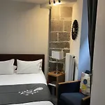 Dans Maison Du Xviᵉ Siecle, A Ferrand Petit Dejeuner Et Menage Inclus Appartement