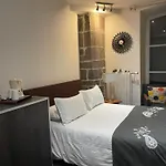 Dans Maison Du Xviᵉ Siecle, A Ferrand Petit Dejeuner Et Menage Inclus Appartement *