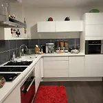 Dans Maison Du Xviᵉ Siecle, A Ferrand Petit Dejeuner Et Menage Inclus Appartement