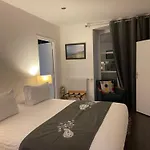 Dans Maison Du Xviᵉ Siecle, A Ferrand Petit Dejeuner Et Menage Inclus Appartement *