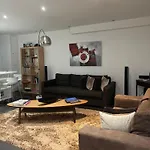 Dans Maison Du Xviᵉ Siecle, A Ferrand Petit Dejeuner Et Menage Inclus Appartement *