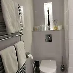 Dans Maison Du Xviᵉ Siecle, A Ferrand Petit Dejeuner Et Menage Inclus *