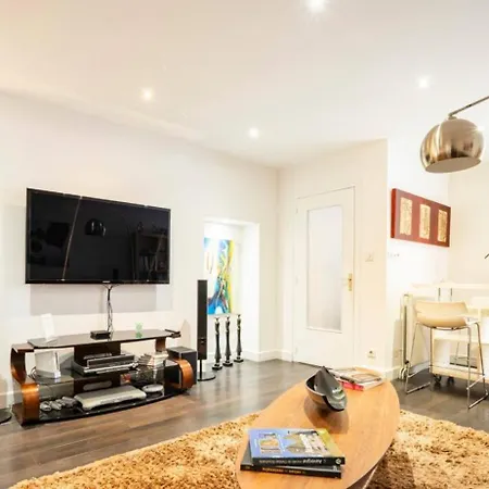 Appartement Dans Maison Du Xviᵉ Siecle, A Ferrand Petit Dejeuner Et Menage Inclus